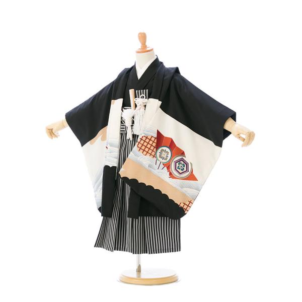 七五三レンタル　男児3才3歳用の羽織袴セットをご用意しました！羽織：黒地　鷹に波 金格子着物：黒　 袴：縞袴■表地/裏地：ポリエステル100％■羽織丈:約58cm　肩裄:約42cm　袖丈:約49cm　袴丈:約50cm■対応身長　約95cm〜...