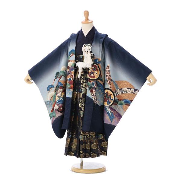 七五三レンタル　男児5歳　【訳あり】※羽織に糸引きツレ有ります羽織：紺ぼかし地　兜　松竹梅　熨斗着物：紺袴：紺地　花菱■表地：ポリエステル100％　■裏地：ポリエステル100％　■羽織丈：57ｃｍ　肩裄：50ｃｍ　袖丈：48ｃｍ　袴丈：60...