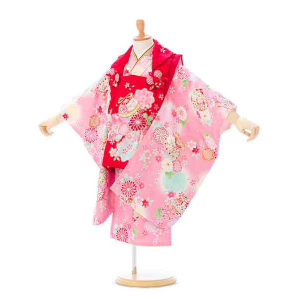 七五三レンタル　女児3歳[花ひめ]　ピンク地　彩花　鈴被布：赤　着物：ピンク地　彩花　鈴■表地/裏地：ポリエステル100％■身丈　74cm　袖丈　57cm　裄　42cm　被布コート　49cm■対応身長　90cm〜100cm <付属品　...