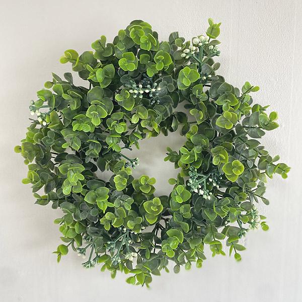 グリーンのある生活どこにでも飾れるナチュラルなリースお世話要らずのフェイクグリーンはインテリアにぴったりです♪■ユーカリリース（造花）■ポリエステル／ポリエチレン■全長 約 28cm※商品のサイズは多少異なることがございます。モニターによっ...