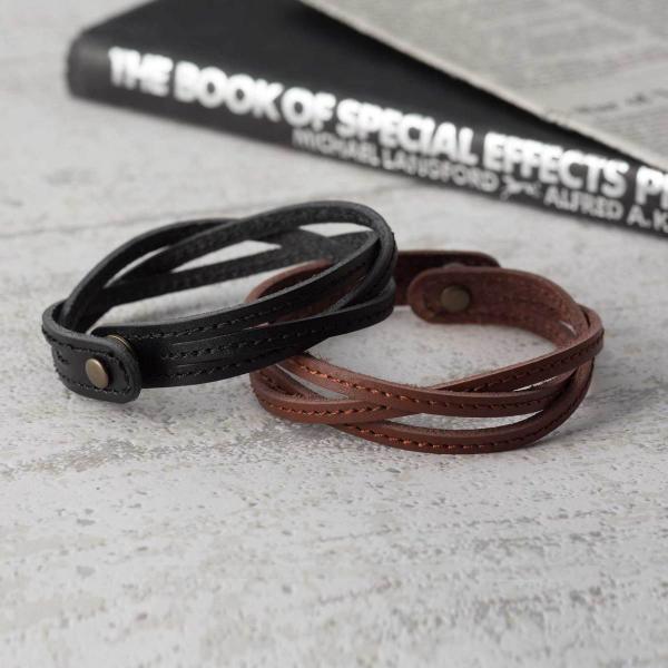 商品サイズ（約）/全長約21ｃｍ　適応手首サイズ：14〜20ｃｍ材質/本体：牛革　金具：マグネット式ホック　表糸：ポリエステル100％　裏糸：ポリエステル85％、アクリル15％（裏糸に有機導電性繊維を使用）生産国/日本【送料無料】姫路産レザ...