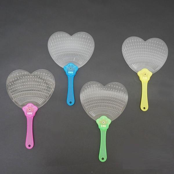 光るうちわ　ハート　11枚+予備1枚【商品番号】 No.25757【商品説明】 電池内蔵。スイッチを押すと点滅して光ります（3パターン） 。音は出ません。うちわは透明です。光物の定番アイテム、光るうちわです。夏祭りや縁日などの景品・プレゼン...