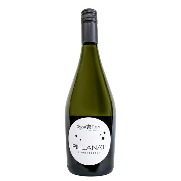 国営ワイナリーとして設立され、かつて王族が所有していた伝説的な特1級ブドウ畑“サルヴァシュ（Sazrvas）”を所有する「グランドトカイ」。現在はこのエリアで最大のワイン醸造所です。そんな「グランドトカイ」のスパークリングは、果実のエレガン...