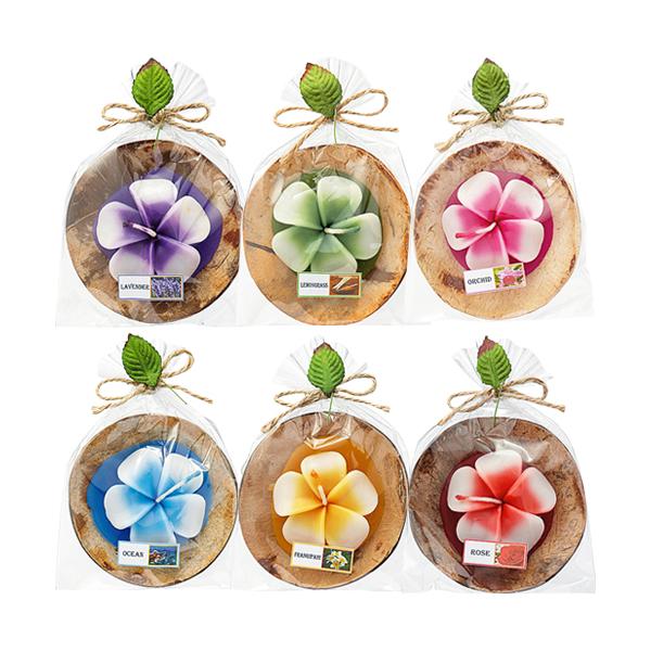 プルメリアの形をした6色のキャンドル。明かりを灯すと広がる甘い香りでリゾート気分が楽しめます。- 内容量：6種（オーキッド、オーシャン、ローズ、レモン グラス、ラベンダー、プルメリア 各1個）- 1個サイズ：直径約9cm、高さ約2cm- 原...