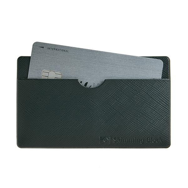 スキミングによる個人情報流出を防ぐカードケース。マイナンバーカード、クレジットカード等すべてのICチップ付カードに対応します。カードの向きは裏表どちらでも可です。- サイズ：商品サイズ：10.2×6×0.2cm- 製造国：韓国- 成分/素材...