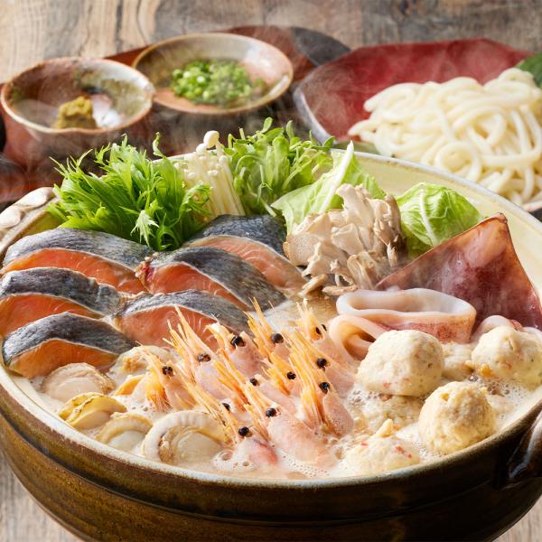 北海道の郷土料理である味噌仕立てのたれでいただく石狩鍋。北海道産の秋鮭、帆立、真いかをはじめ、3種のつみれや、ボイル海老など7種類の具材を詰め合わせました。体の芯から温まる一品です。人参や白菜などの野菜をご自宅でご用意していただき具材と一緒...