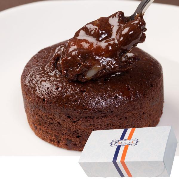 濃厚なとろけるチョコレートを閉じ込めたフォンダンショコラ。空気を生地いっぱいに抱き込ませることで、しっとりとした口どけなめらかな生地に。カカオマスを使用しコクのあるチョコレートに仕上げており、カスタードクリームがアクセントです。電子レンジ（...