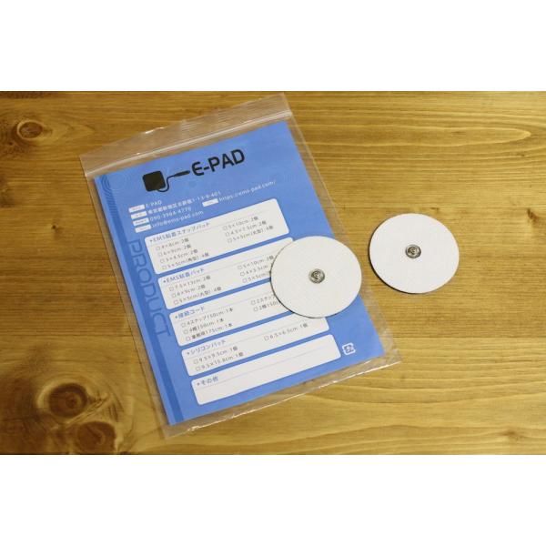 EMS・低周波治療器等で使用出来る交換用の粘着パッドになります。■サイズ：5×5cm■個数：4個■接続端子：3.5mm(ボタン部分)■材質：ゲル、不織布■保管方法：使用後は付属のシートへ貼り付け保管して下さい。■交換時期：30回前後を目安に...