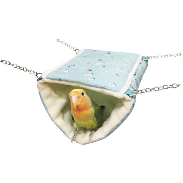 小鳥・デグー・モモンガにおススメの布製のトンネル型のハンモックです。小鳥のふんわりトンネル逆三角形の小鳥のハンモックです。 外側はかわいい小鳥柄のプリントです。 内側は足にもやさしいふんわりボア使用で小鳥ちゃんもリラックス♪上はハンモック、...