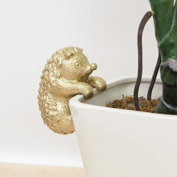 ●ゴールドヘッジホッグ●植木鉢やプランターに引っ掛けて飾るハリネズミのオブジェです。●「よいしょ」と手を掛けて顔をひょっこりさせる姿が愛らしく、お花やグリーンなど植物とも相性抜群！●ゴールドカラーが華やかで、インテリアのアクセントとしてお部...