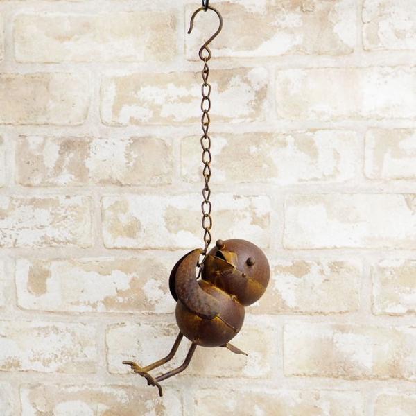 ●吊り下げスモールバード●お部屋やガーデンをおしゃれに演出するハンギングタイプのブリキオブジェです。お花やグリーンなど植物と相性抜群！●愛嬌あるユニークな表情に癒されます。ほかのブリキアイテムと一緒に飾るのもおすすめです。●ブリキの工芸品は...