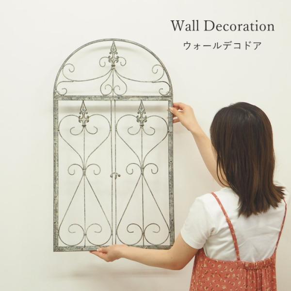 ●ウォールデコドア●ウィンドウデザインが素敵なアイアン製ウォールデコレーションです。全体に擦れや錆風のペイントを施した色合いがアンティーク感を醸し出しています。●扉はオープンしませんが、リースやフレーム、グリーンなどを飾ってアレンジも楽しめ...