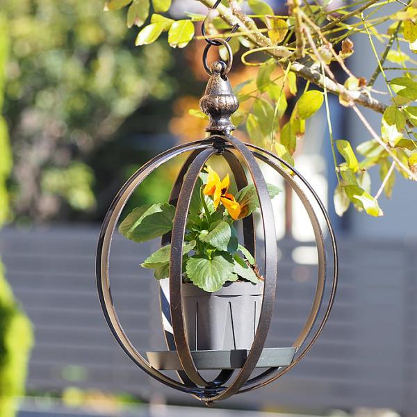 ●ガーデンハングボールS●吊り下げて楽しめるアイアン製のオブジェです。アイデア次第でいろいろなアレンジができるアンティーク風のおしゃれなアイテムです。●ガーデンアイテムとして、エアプランツや小さな鉢植えを中に置いて、吊り下げ式のプラントホル...