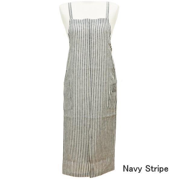 ●フロントスリット被りエプロン Navy Stripe●ワンピースのようなシルエットでオシャレに体形を選ばず着こなせるエプロン。●被り型で着脱簡単！前面裾はスリット入りで動きやすい設計！左右にはポケットが付いて機能的！●通気性に優れ清潔感の...