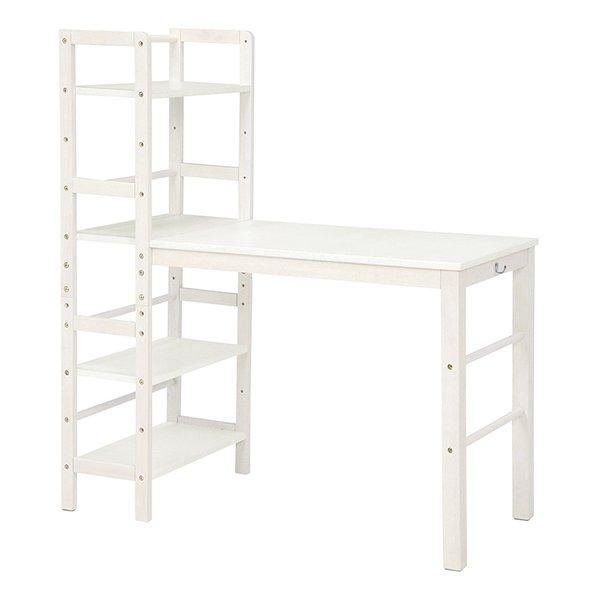 天然木を使用したデスク。ラックは可動棚なので書類に合わせて高さを変えられます。