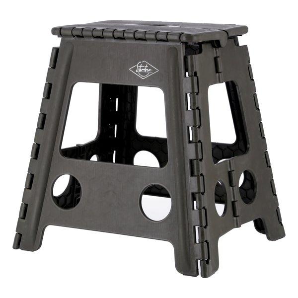 サッと広げればどこでも使える、便利な折りたたみステップスツールです。