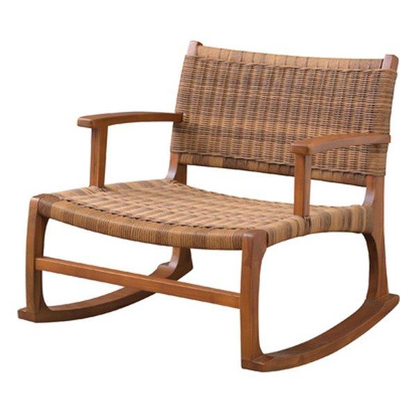 ゆらゆらと心地よく揺れるロッキングチェア。