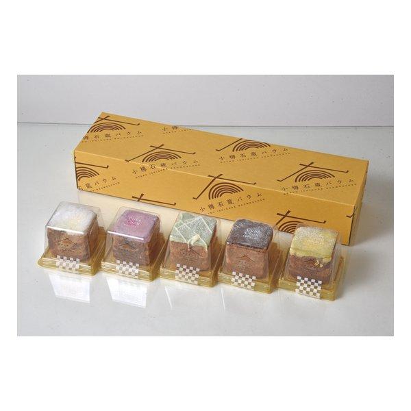 四角く焼いたシュークリームの中にクリームを入れチョコレートでコーティング