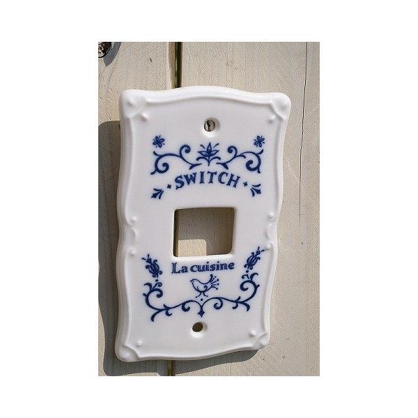【ご購入後の当店からの連絡はご登録のメールアドレスに通知いたします。必ずご確認ください】【商品概要】お部屋のイメージアップに最適♪ おしゃれなスイッチカバーです。清涼感のある白い磁器に爽やかな優しいブルーの文字と柄。ネジで壁に取り付けるタイ...
