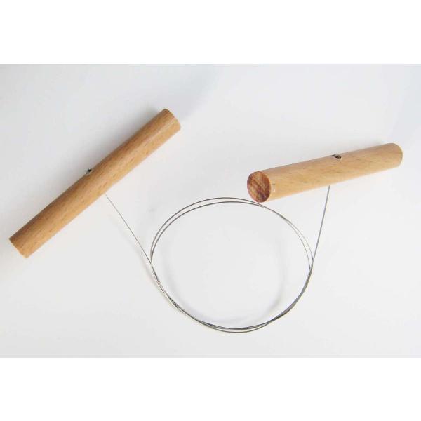 【ご購入後の当店からの連絡はご登録のメールアドレスに通知いたします。必ずご確認ください】【商品概要】■成形する際に、作品を粘土の塊から切り離す時に 使用します。両端の棒を持って作業します。■タタラを作る時にも便利。■棒付ピアノ線 ストレート...