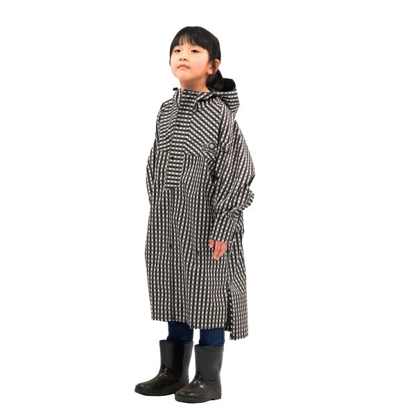 【ご購入後の当店からの連絡はご登録のメールアドレスに通知いたします。必ずご確認ください】【商品概要】着丈:67/75cm 胸巾:60cm 裾巾:55cm 裄丈:54/59cmかぶりタイプで着脱が楽なキッズ用レインポンチョです。防水素材を使用...