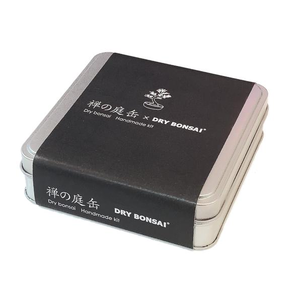 【ご購入後の当店からの連絡はご登録のメールアドレスに通知いたします。必ずご確認ください】【商品概要】セット内容:ドライ盆栽用葉と枝(天然素材・一部プリザーブド加工) 盆栽鉢 台座 木工ボンド ドライ苔 白砂 寒水石(炭酸カルシウム) 黒石 ...