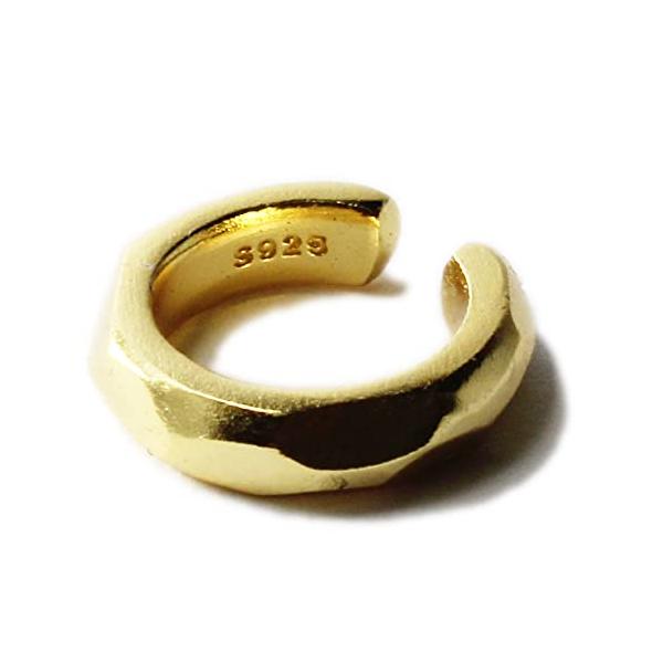 【ご購入後の当店からの連絡はご登録のメールアドレスに通知いたします。必ずご確認ください】【商品概要】ランダムに面を削り出したイヤーカフ。形状はメカパーツのような武骨さがありますが、角のエッジを穏やかにし、軽い研磨による控えめなマット処理で柔...