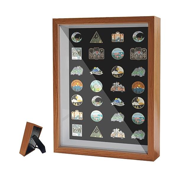 【ご購入後の当店からの連絡はご登録のメールアドレスに通知いたします。必ずご確認ください】【商品概要】●製品名前：?縁式ピンバッジ展示用コレクションケース。●素材：フェルト、木、金属、アクリル。●スタイル・サイズ：クルミ・27*22cm。ケー...