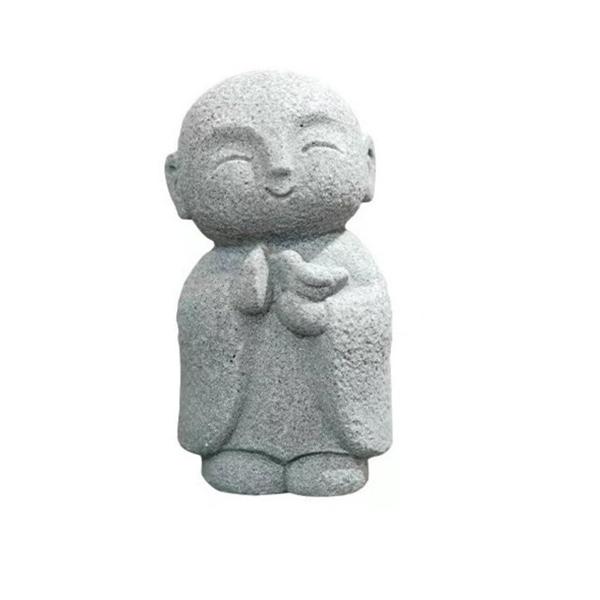 【ご購入後の当店からの連絡はご登録のメールアドレスに通知いたします。必ずご確認ください】【商品概要】【店主からの伝言】芸術家が京都のお寺を見学していると、かわいい小僧さんと地下菩薩の石像を見つけて、面白くて美しいと感じました。帰国後、砂岩合...
