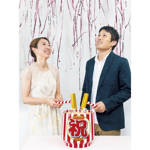 ＼ 業界初！2人で叩く樽型クラッカー！／樽のボタンを叩くと、音と共に赤と銀のキラキラテープが豪快に飛び出します。付属のハンマーは2本付いているので、2人で同時に叩けます。結婚式披露宴・二次会・ウェディングパーティ・お誕生日会・ホームパーティ...