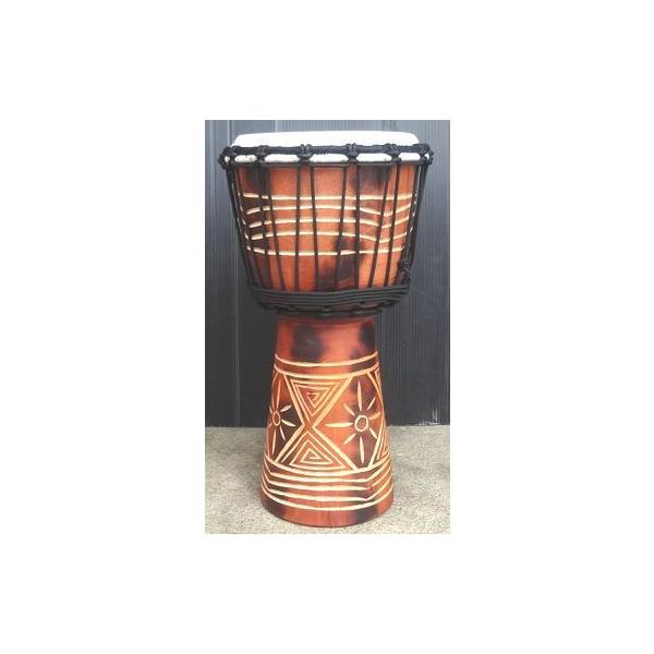 インドネシア-バリ島の工房で造られる木製のジャンベです。この商品は、その工房の製品でBランクに分類されるスタンダードモデルです。木製のボディーに味のある木彫りが施されています。価格、サイズともに手頃ですので、練習用や持ち運びに便利です。※発...