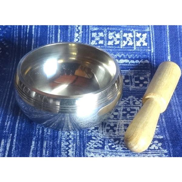 シンギングボールは、チベット仏教の宗教儀式に用いられる法具のひとつです。木製の棒で椀の周囲をゆっくり擦るように回すと、金属の波動が共鳴しあい、それが徐々に奥行きのある神秘的な倍音の響きとなります。その音は、まるで宇宙に繋がる波動のようにも感...