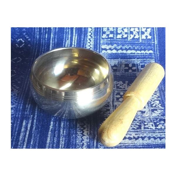 シンギングボールは、チベット仏教の宗教儀式に用いられる法具のひとつです。木製の棒で椀の周囲をゆっくり擦るように回すと、金属の波動が共鳴しあい、それが徐々に奥行きのある神秘的な倍音の響きとなります。その音は、まるで宇宙に繋がる波動のようにも感...