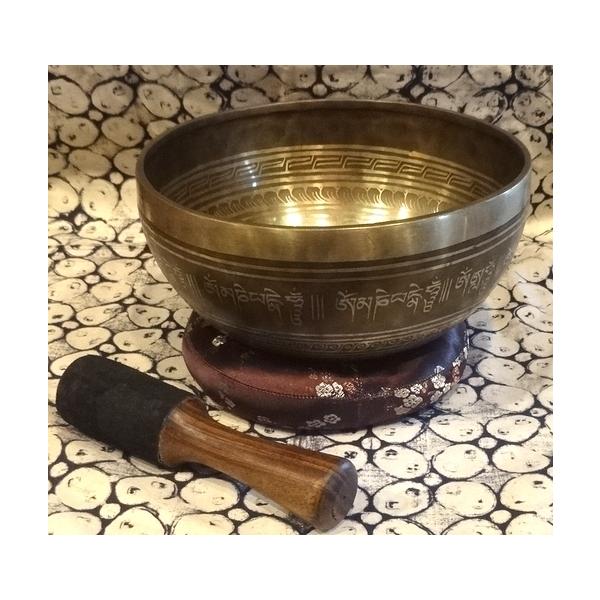 シンギングボールは、チベット仏教の宗教儀式に用いられる法具のひとつです。木製の棒で椀の周囲をゆっくり擦るように回すと、金属の波動が共鳴しあい、それが徐々に奥行きのある神秘的な倍音の響きとなります。その音は、まるで宇宙に繋がる波動のようにも感...