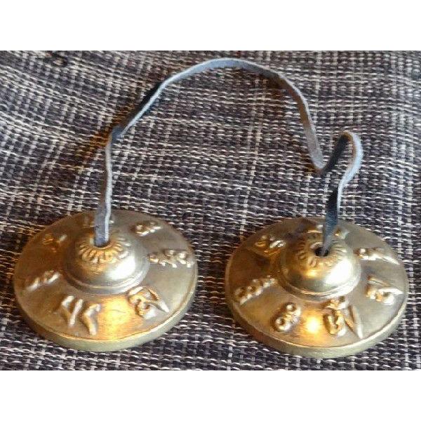 ティンシャはチベット仏教の宗教儀式に用いられる法具のひとつです。両手に一つずぶら下げて持ち、２つのベルを静かに打ち合わせると、深く澄み渡る、美しい音色が響きます。その音は、その空間や身体を浄化すると言われ、瞑想や癒しの状態に導いてくれます。...