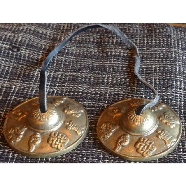 ティンシャはチベット仏教の宗教儀式に用いられる法具のひとつです。両手に一つずぶら下げて持ち、２つのベルを静かに打ち合わせると、深く澄み渡る、美しい音色が響きます。その音は、その空間や身体を浄化すると言われ、瞑想や癒しの状態に導いてくれます。...