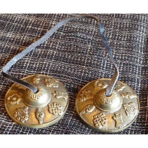 ティンシャはチベット仏教の宗教儀式に用いられる法具のひとつです。両手に一つずぶら下げて持ち、２つのベルを静かに打ち合わせると、深く澄み渡る、美しい音色が響きます。その音は、その空間や身体を浄化すると言われ、瞑想や癒しの状態に導いてくれます。...