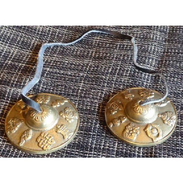 ティンシャはチベット仏教の宗教儀式に用いられる法具のひとつです。両手に一つずぶら下げて持ち、２つのベルを静かに打ち合わせると、深く澄み渡る、美しい音色が響きます。その音は、その空間や身体を浄化すると言われ、瞑想や癒しの状態に導いてくれます。...