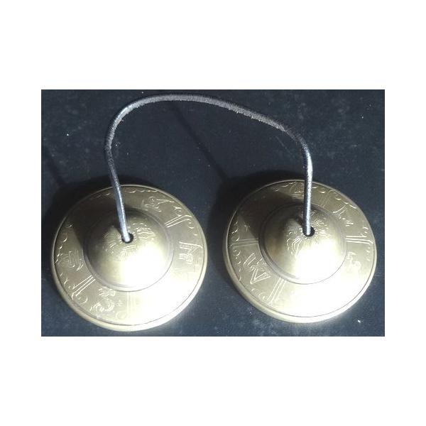 ティンシャはチベット仏教の宗教儀式に用いられる法具のひとつです。両手に一つずぶら下げて持ち、２つのベルを静かに打ち合わせると、深く澄み渡る、美しい音色が響きます。その音は、その空間や身体を浄化すると言われ、瞑想や癒しの状態に導いてくれます。...