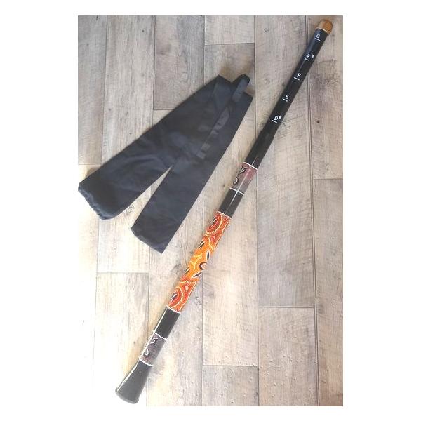 ＰＶＣ(塩化ビニール)素材で作られた、スライド式のディジュリドゥー(ディジュリボーン)です。長さを変える事で音程(キー音)を調節することができます。短くするとコンパクトで、持ち運びにも便利です。マウス部分は木を加工して作られています。また、...