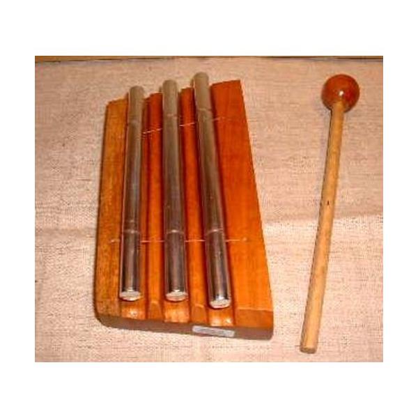 マホガニーの木製土台と鉄製の鍵盤でできた楽器です。音階はA、B、C♯の3音です。(音程は正確なものではありません。)一つ一つの音が長い余韻を残して響きますので、合わせて弾くと音と音が重なり合って不思議な気分にさせてくれます。サイズ-全幅:約...