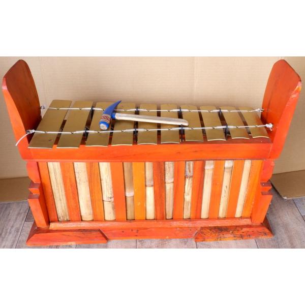 インドネシアは伝統音楽ガムランの演奏に用いられる楽器です。大所帯の編成の中でもひと際目立つ旋律を奏でるのがこの「ガンサ」です。厚い金属板を用いるため、重厚で迫力のある音が鳴ります。竹筒の共鳴器も長く作られていますので、深く余韻のある音が響き...