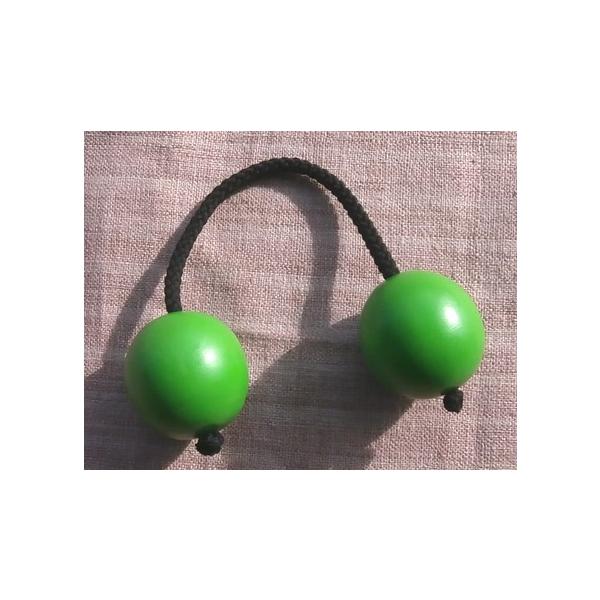 指と指の間にはさむように持ってクルクル回しながら「シャーッ、カチッ!シャーッ、カチッ!」と演奏する楽器です。木製の玉にマーブルカラーのグラスファイバーがコーティングしてあります玉と玉がぶつかり合う音と、中のビーズがシャカシャカ鳴る音で軽快な...