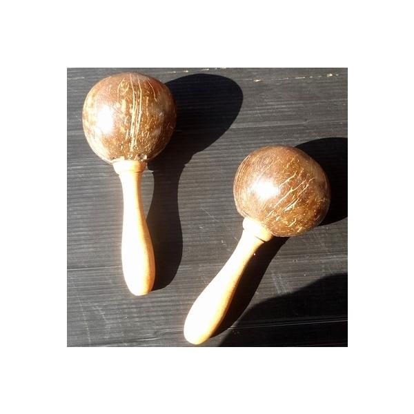 インドネシアで手作りされているヤシの実のマラカスです。中にビーズがたくさん入っていますので、シャカシャカと大きな音が出ます。 ご注文の単位は、１セットが２個になります。サイズ−全長：約２２ｃｍ、ヤシの実の直径：約１０ｃｍ、１個の重量：約１３...