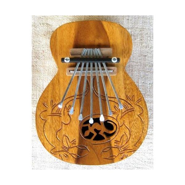 インドネシア-バリ島で作られている上質のカリンバです。弦も太いですし、ひょうたん型の木の箱も緻密に作ってありますので、音も深みがあり、よく響きます。弦の留め具はネジ式になっており、+ドライバーで緩めることで弦の長さを調節でき、チューニングで...