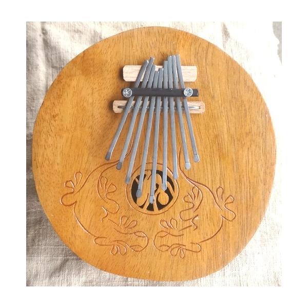 ひょうたんを共鳴箱に使ったカリンバです。容積が大きい分、弦の響きが中で大きく増幅して、とても深い音色が鳴り響きます。弦の留め具はネジ式になっており、+ドライバーで緩めることで弦の長さを調節でき、チューニングできます。サイズ−直径:約19cm...