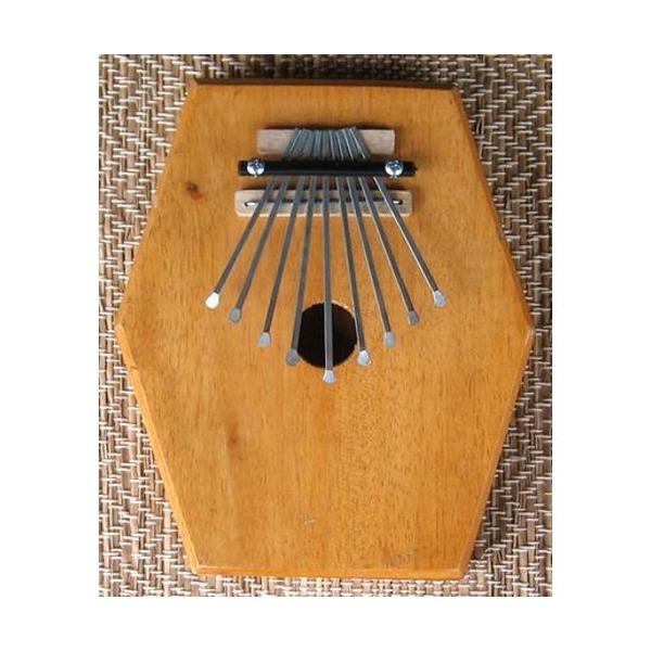六角形の形をした箱形のバリ・カリンバです。太めの弦の響きが箱の中で共鳴して、深く心地よい音が鳴り響きます。弦の留め具はネジ式になっており、+ドライバーで緩めることで弦の長さを調節でき、チューニングできます。サイズ−タテ/ヨコ:約19×16c...