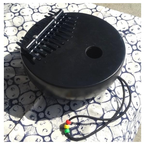 丈夫なファイバーグラスで作られた共鳴箱に１２本の弦を張った上質のカリンバです。弦も響きの良いものが使われおり、空間の大きな共鳴箱で深みのある音が響きます。弦の留め具は六角レンチで調整できますので、チューニングもしやすい構造です。《インドネシ...