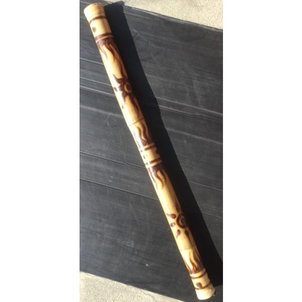 インドネシアはバリ島で作られている竹製のレインスティックです。竹の中に螺旋状に埋められた細い竹釘を伝ってビーズがサラサラと落ちていく音は、雨のような小波のような音で心に響き渡ります。壁に掛ける紐も付いていますので、インテリアにもなります。&...