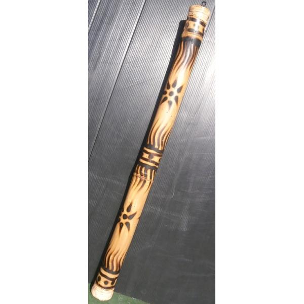 インドネシアはバリ島で作られている竹製のレインスティックです。竹の中に螺旋状に埋められた細い竹釘を伝ってビーズがサラサラと落ちていく音は、雨のような小波のような音で心に響き渡ります。壁に掛ける紐も付いていますので、インテリアにもなります。手...